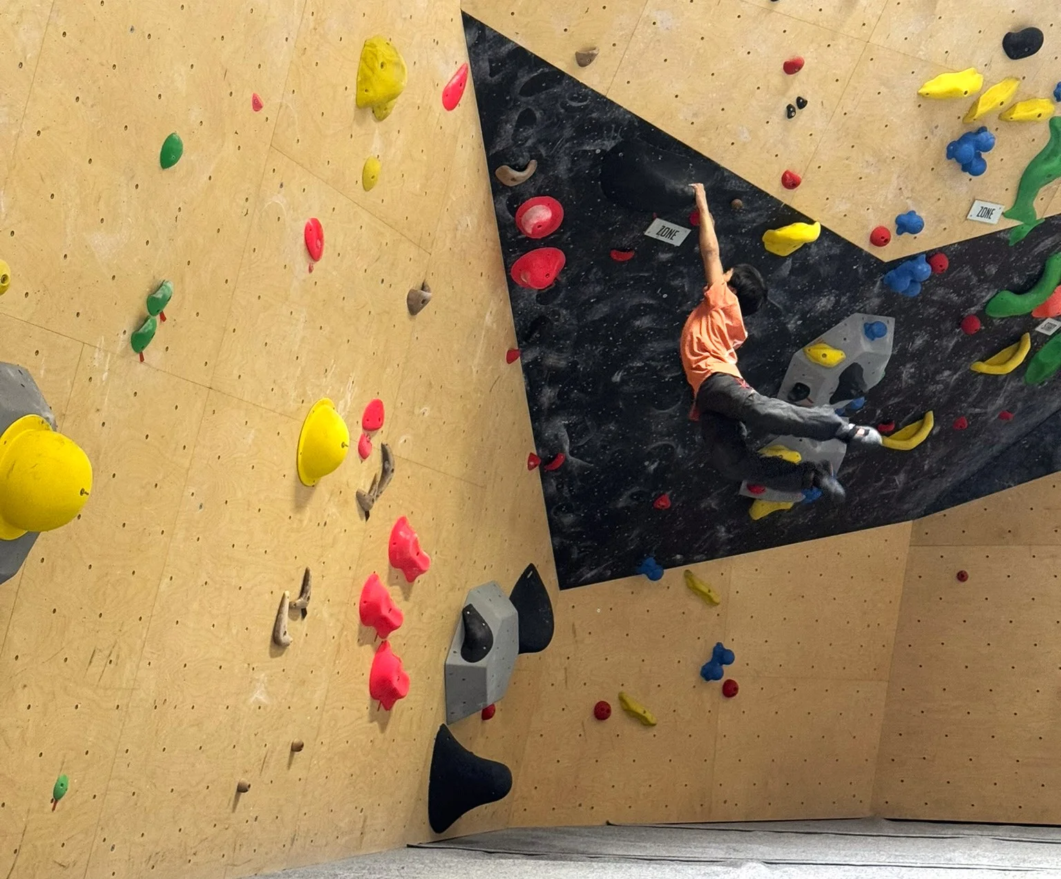 Enfant grimpant sur le mur d'escalade